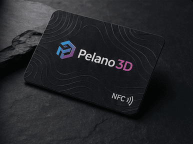3D-gedruckte Pelano3D NFC-Visitenkarte auf einer Steinoberfläche